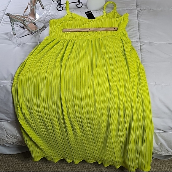 Torrid Maxi Sleeveless V-Neck Adjustable Spaghetti Straps Neon Green Dress. - Picture 13 of 16